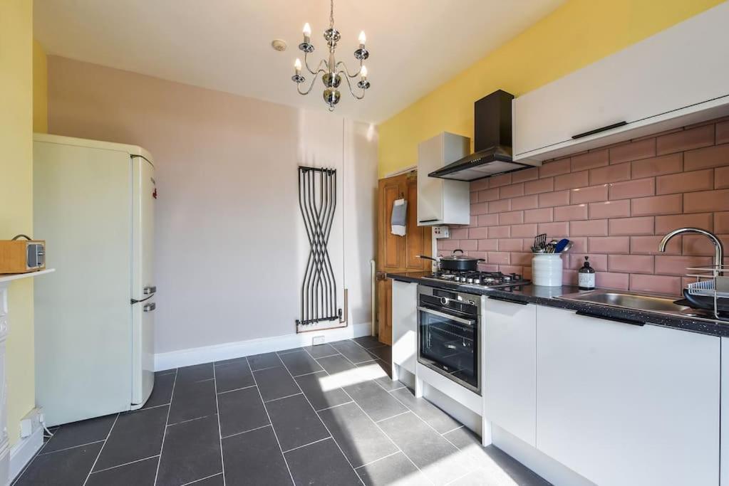 Traditional 3-Bed Property In Pontcanna With Parking Cardiff Esterno foto