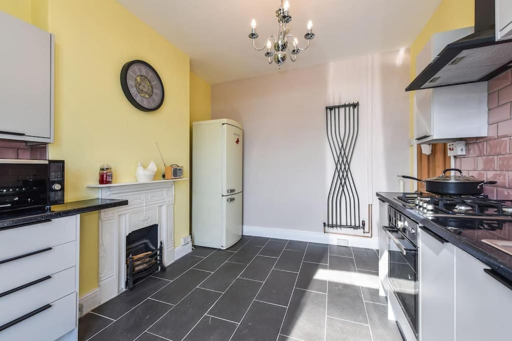 Traditional 3-Bed Property In Pontcanna With Parking Cardiff Esterno foto